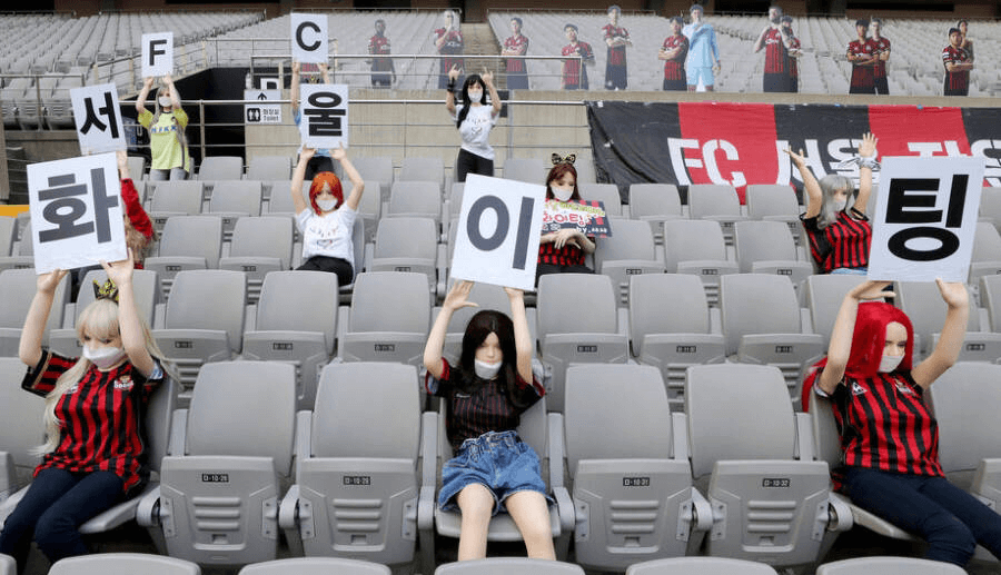Куклы вместо болельщиков на стадионе в Сеуле